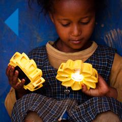 Olafur-Eliasson_and_FrederikOttesen_LittleSun_ph-Merklit-Mersha__03_240x240_Fjpg